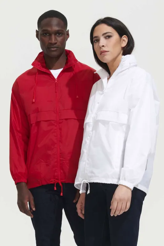 Jachetă unisex SOL'S Surf Water Repellent Windbreaker personalizată, pe model