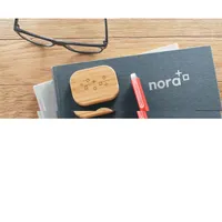 Căști TWS, carcasă din bambus personalizate, în context