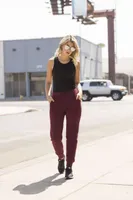 Pantaloni damă SF Clothing Slim Cuffed Jogger personalizați, pe model