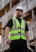Vestă unisex Korntex Safety Functional Vest Hannover Four Reflective Stripes personalizată, pe model