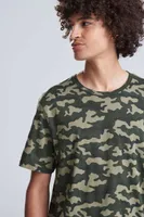 Tricou unisex Just Ts Camo T personalizat, pe model