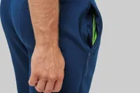 Pantaloni unisex Proact Adult Multisport Jogging Pants With Pockets personalizați, pe model