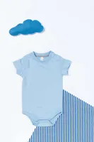 Body bebeluși Kariban Short-sleeved Bodysuit personalizat, pe model