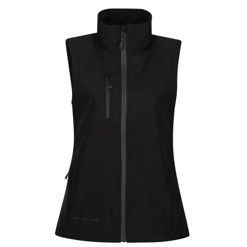 Vestă softshell damă Regatta Honestly Made Recycled Printable Softshell Bodywarmer personalizată, pe model