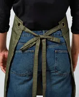 Șorț Premier ‘barley Contrast Stitch Sustainable Bib personalizat, pe model