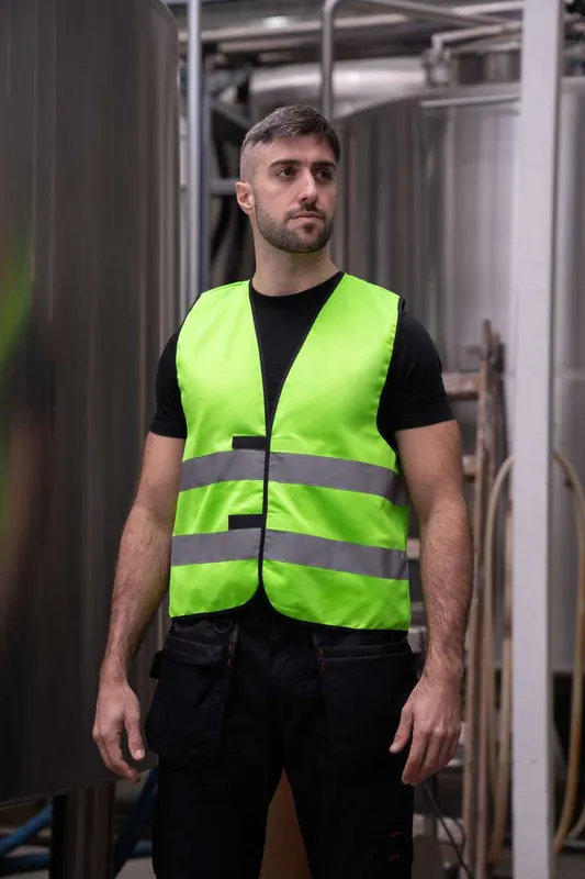Vestă unisex Korntex Functional Vest Dortmund personalizată, pe model