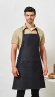 Șorț Premier Jeans Stitch Denim Bib personalizat, pe model