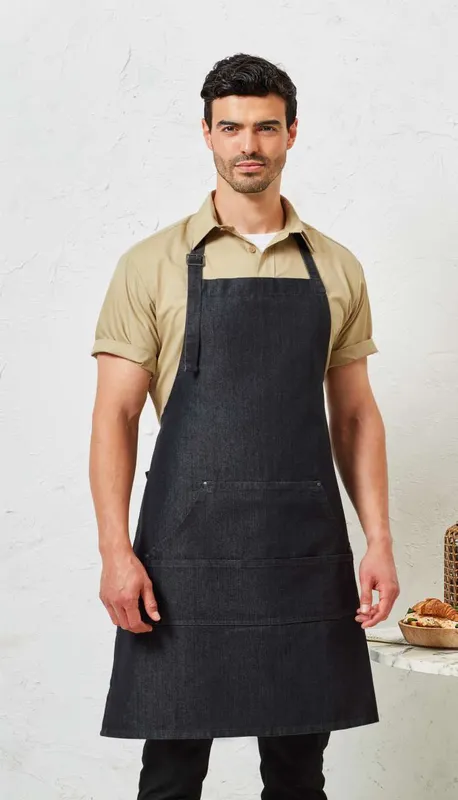 Șorț Premier Jeans Stitch Denim Bib personalizat, pe model