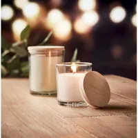 Lumânare cu parfum de vanilie personalizat, în context