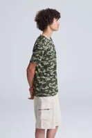 Tricou unisex Just Ts Camo T personalizat, pe model