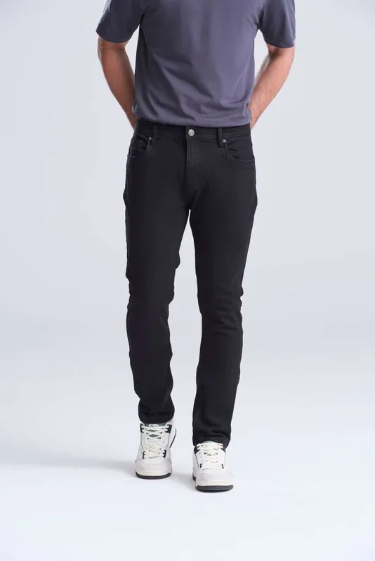 Pantaloni bărbați So Denim Max Slim Jeans personalizați, pe model