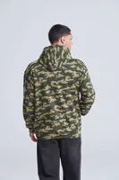Hanorac unisex Just Hoods Camo personalizat, pe model