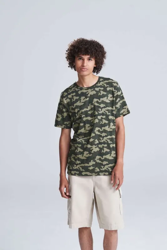 Tricou unisex Just Ts Camo T personalizat, pe model