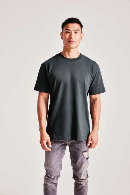 Tricou unisex Anthem Heavyweight personalizat, pe model