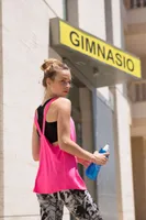 Vestă damă SF Clothing Fashion Workout Vest personalizată, pe model