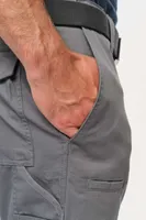 Pantaloni scurți bărbați Designed To Work Multipocket Workwear Bermuda Shorts personalizați, pe model