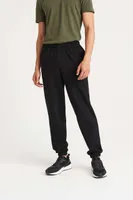 Pantaloni unisex Just Hoods College Cuffed Jogpants personalizați, pe model