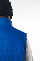 Vestă unisex Kariban Quilted Bodywarmer personalizată, pe model