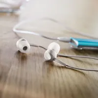 Căşti cu silicon personalizat, în context