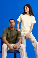 Tricou unisex Gildan Hammer Adult personalizat, pe model