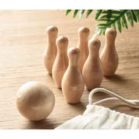 Mini set de bowling din lemn de personalizat, în context