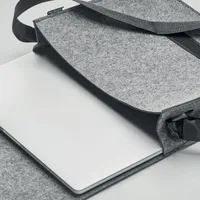 Geantă laptop fetru RPET personalizată, vedere lateral