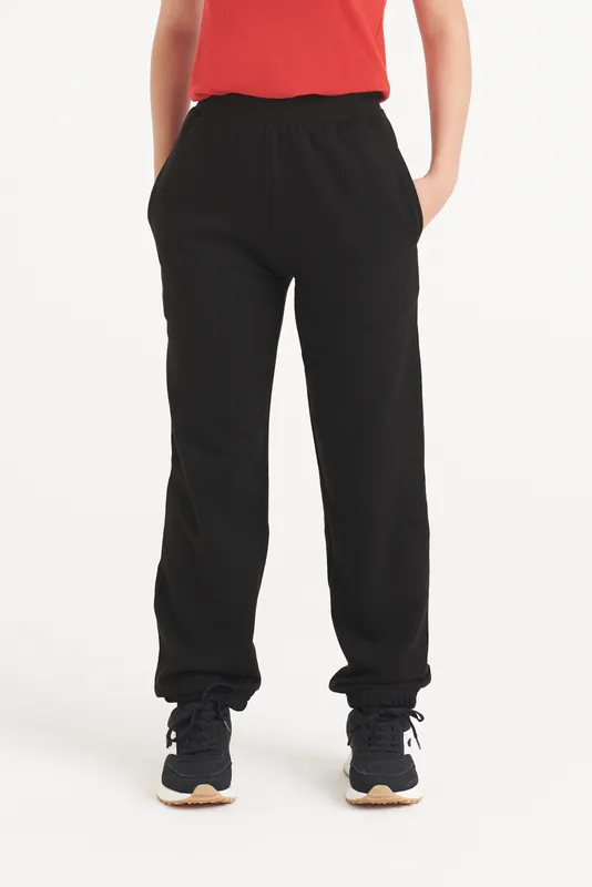 Pantaloni copii Just Hoods Cuffed Jogpants personalizați, pe model