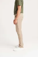 Pantaloni bărbați So Denim Adam Slim Chinos personalizați, pe model
