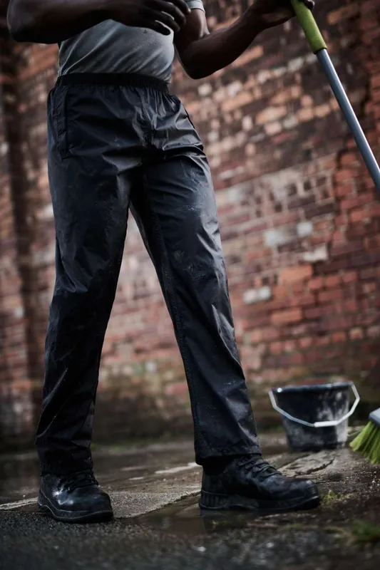 Articol de lucru Regatta Pro Packaway Breathable Overtrousers personalizat, pe model