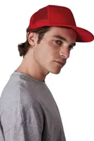 Șapcă K-UP Trucker Flat Peak 6 Panels personalizată, pe model