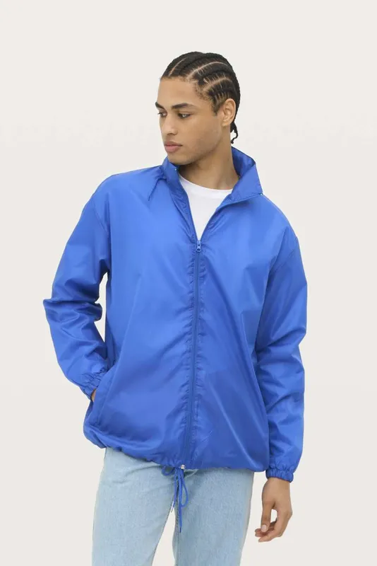 Jachetă unisex SOL'S Shift Water Repellent Windbreaker personalizată, pe model