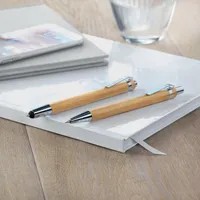 Set din pix și creion bambus personalizat, în context