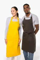 Șorț Kariban Cotton With Pocket personalizat, pe model