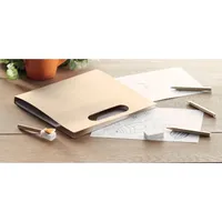 Set pt colorat cu 6 creioane personalizat, în context