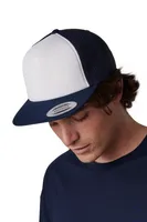 Șapcă K-UP Classic Trucker 5 Panels personalizată, pe model