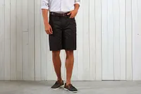 Pantaloni scurți bărbați Premier Performance Chino Shorts personalizați, pe model