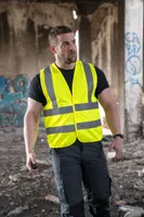 Vestă unisex Korntex Safety Functional Vest Hannover Four Reflective Stripes personalizată, pe model