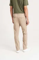 Pantaloni bărbați So Denim Adam Slim Chinos personalizați, pe model
