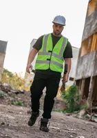 Vestă unisex Korntex Safety Functional Vest Hannover Four Reflective Stripes personalizată, pe model