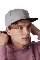 Șapcă K-UP Snapback 6 Panels personalizată, pe model