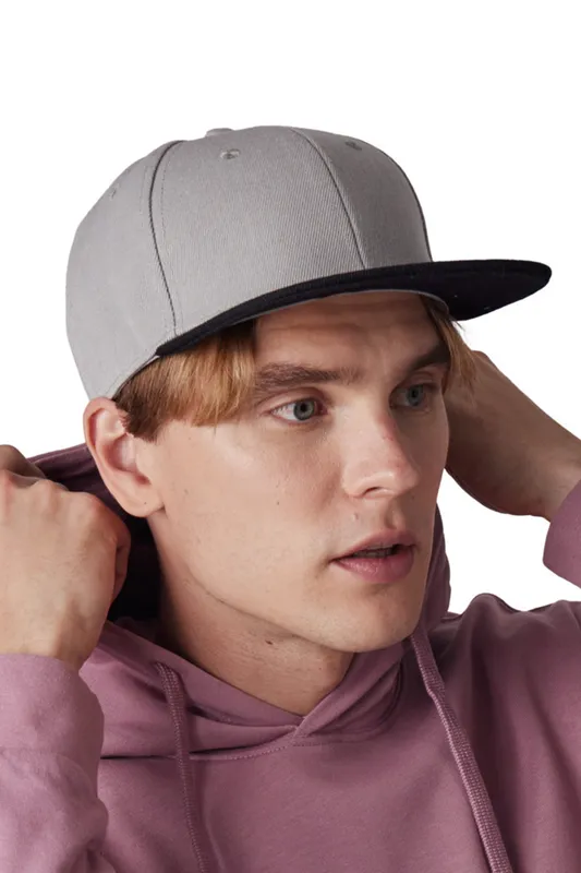 Șapcă K-UP Snapback 6 Panels personalizată, pe model