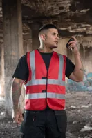 Vestă unisex Korntex Safety Functional Vest Hannover Four Reflective Stripes personalizată, pe model