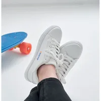 Teneși din PU mărimea 46 personalizat, în context