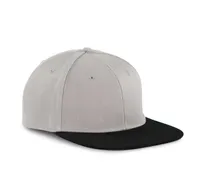 Șapcă K-UP Snapback 6 Panels personalizată, pe model