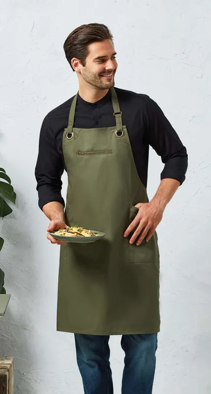 Șorț Premier ‘barley Contrast Stitch Sustainable Bib personalizat, pe model