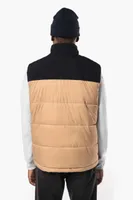 Vestă unisex Kariban Bi-tone Padded Bodywarmer personalizată, pe model