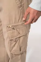 Pantaloni bărbați Kariban Multi Pocket Trousers personalizați, pe model