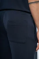 Pantaloni scurți bărbați Kariban Eco-friendly French Terry Bermuda Shorts personalizați, pe model