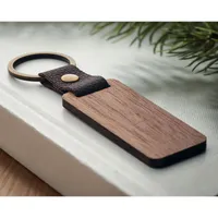 Breloc din nuc și PU personalizat, în context