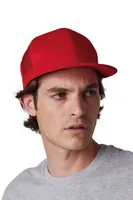 Șapcă K-UP Trucker Flat Peak 6 Panels personalizată, pe model